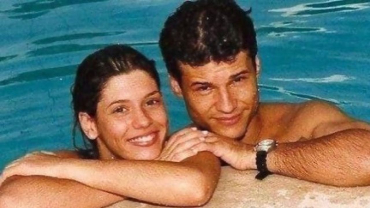 Valéria Zoppello em foto na piscina com Dinho, dos Mamonas Assassinas