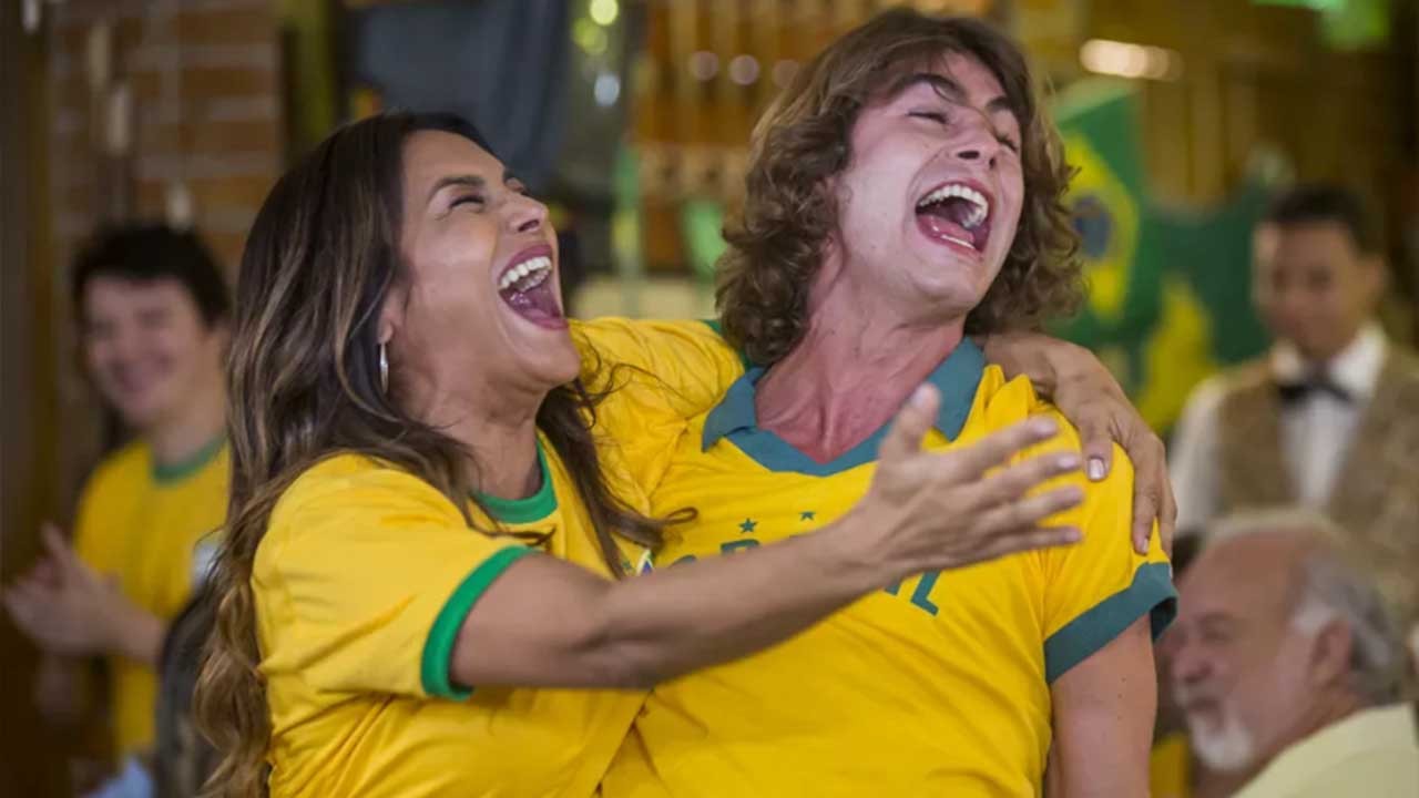 Dira Paes e Rafael Vitti em cena de Verão 90 festejado a Copa do Mundo