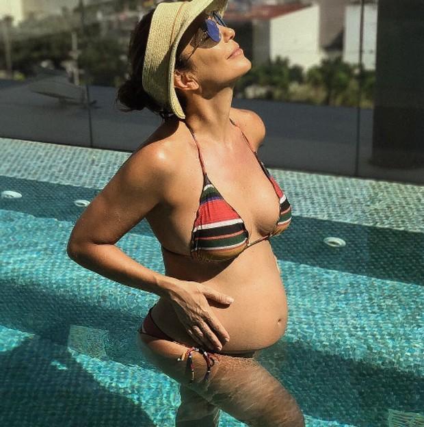 Ivete Sangalo encanta seguidores com foto mostrando barriga de grávida
