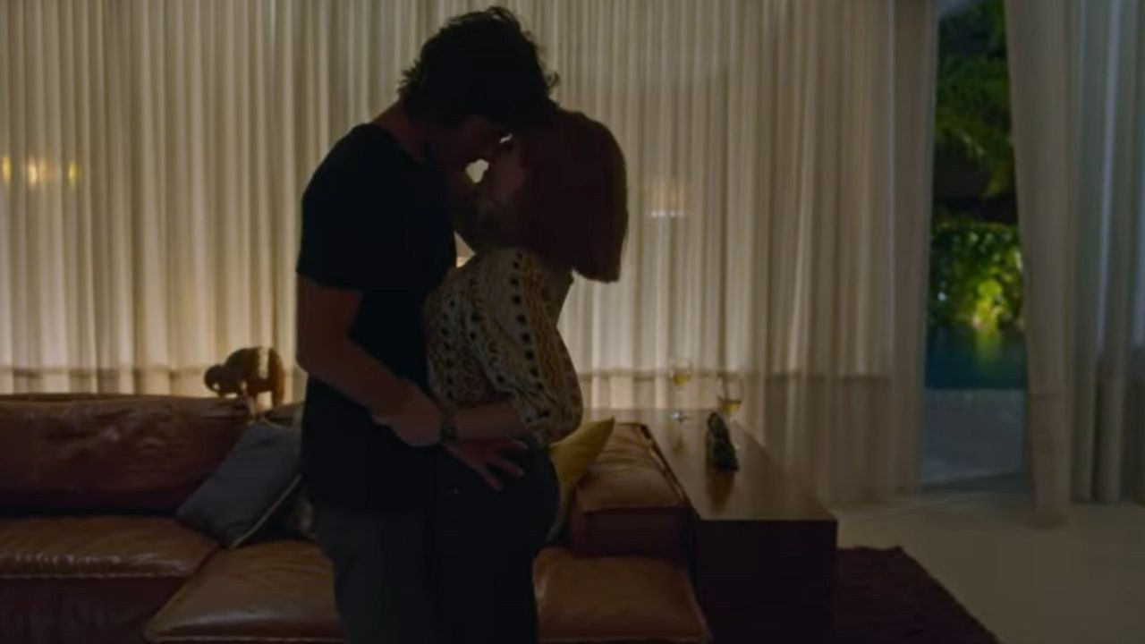 Vinicius Redd e Larissa Manoela se beijando em cena de Lulli, filme da Netflix