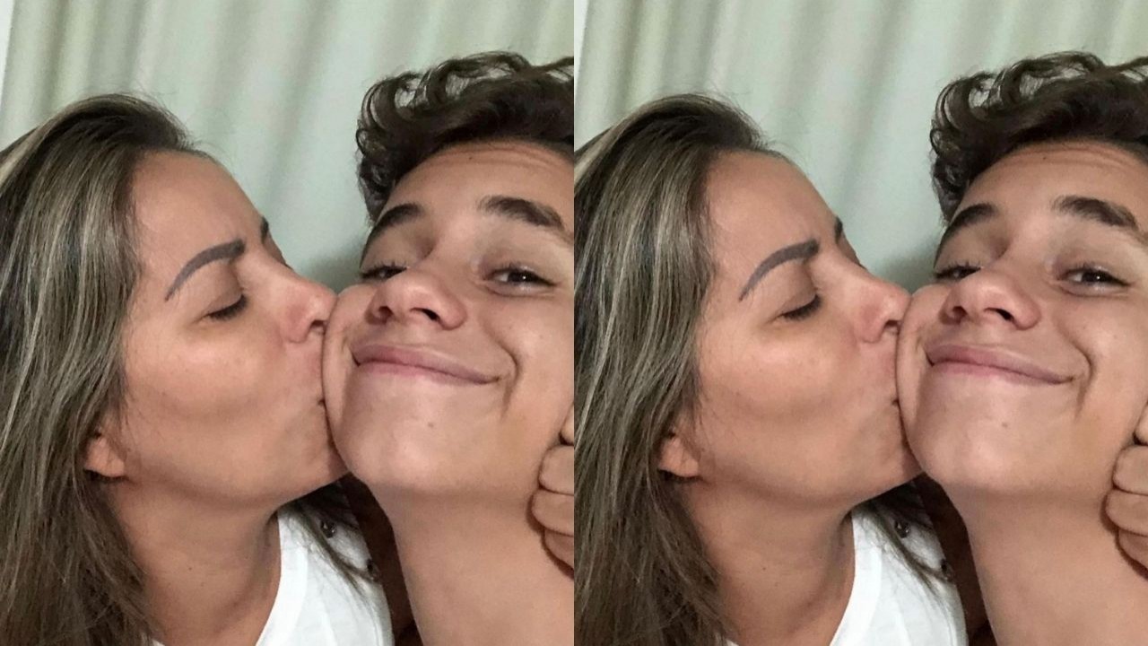 Walkyria Santos beijando a bochecha do filho, Lucas, e posando para foto