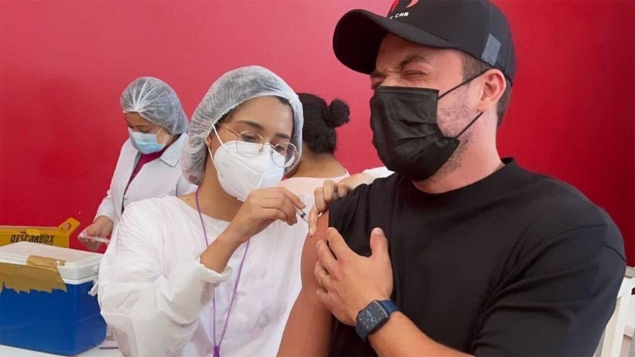 Wesley Safadão tomando vacina contra a Covid-19