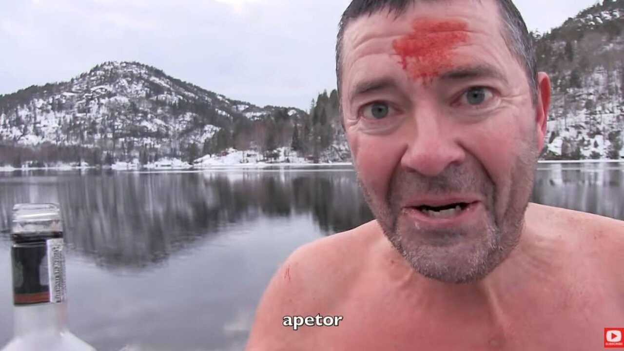 Tor Eckhoff sujo de sangue na cabeça e sem roupa em um lago gelado