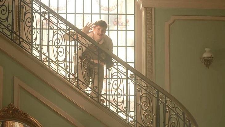 Alfredo descendo as escadas da mansão de Emília em cena de Éramos Seis