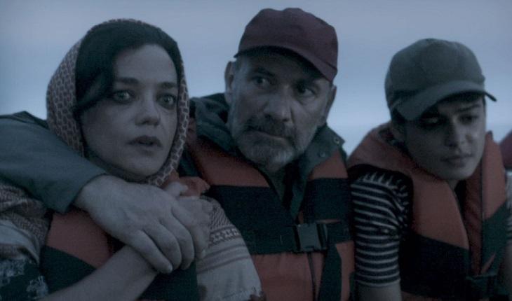 Missade, Elias e Laila com colete salva-vidas em cena de "Órfãos da Terra"
