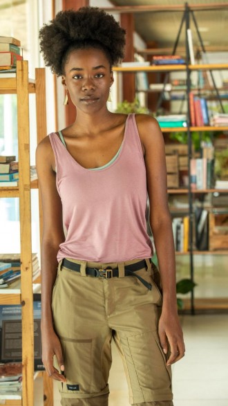 Liza Del Dala de camiseta lilás, posando para foto sem sorrir, como a Miriam de Pantanal