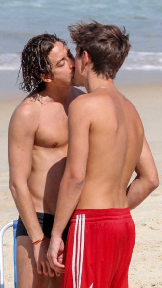 Jesuíta Barbosa e namorado dando beijo